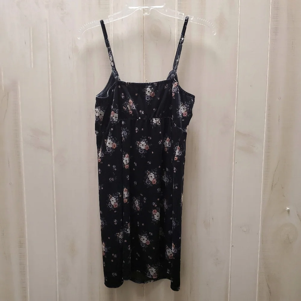 Hollister Velvet Dress Size M - NEW with Tags - Picture 8 of 9